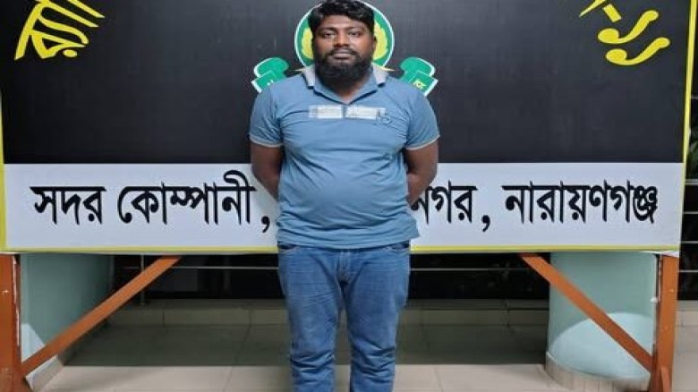 “নারায়ণগঞ্জের বন্দর থেকে বিপুল পরিমান চোরাচালানকৃত ভারতীয় শাড়ি ও থ্রি-পিস সহ ০১ জন চোরাকারবারি’কে আটক করেছে র‍্যাব-১১