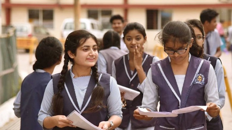 জীবনের ঝুঁকি নিয়ে শিক্ষা গ্রহন করছে ৯শ’ শিক্ষার্থী