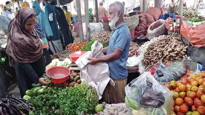 রংপুরে বেড়েছে সবজি-মুরগির দাম