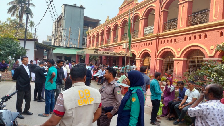 বরিশালে আদালত বর্জন স্থগিত