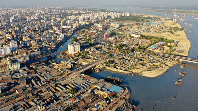 সড়ক পার হয়ে প্রতিবেশীর বাসায় যাচ্ছিলেন, বাসের চাকায় পিষ্ট হলেন নারী